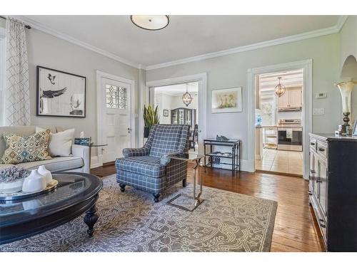 585 Dundas Street E, Hamilton, ON - Indoor Photo Showing Living Room