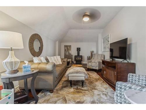 585 Dundas Street E, Hamilton, ON - Indoor Photo Showing Living Room