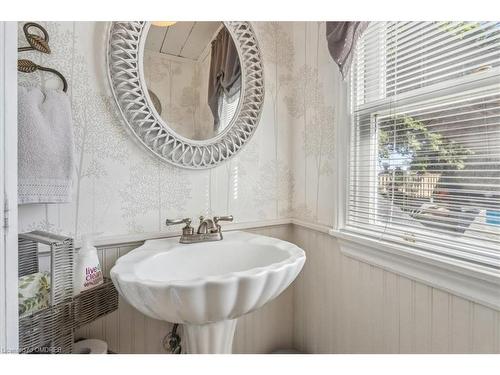 585 Dundas Street E, Hamilton, ON - Indoor Photo Showing Bathroom