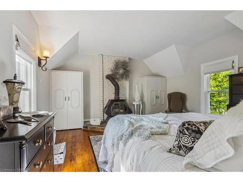 585 Dundas Street E, Hamilton, ON - Indoor Photo Showing Bedroom