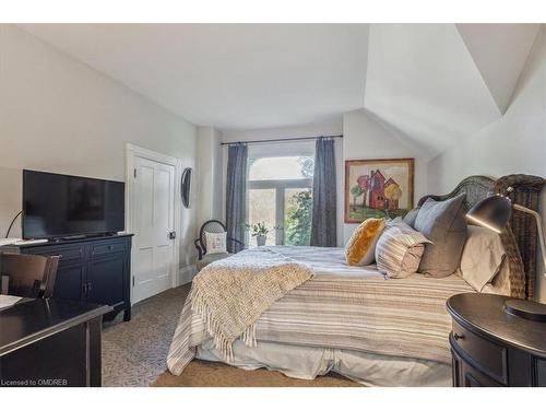 585 Dundas Street E, Hamilton, ON - Indoor Photo Showing Bedroom