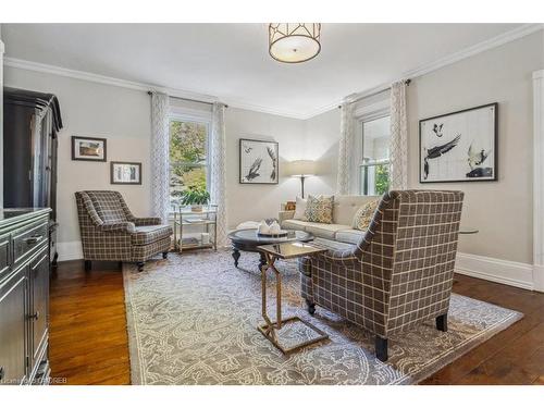 585 Dundas Street E, Hamilton, ON - Indoor Photo Showing Living Room