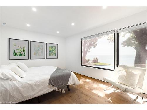 2226 Lakeshore Road, Burlington, ON - Indoor Photo Showing Bedroom