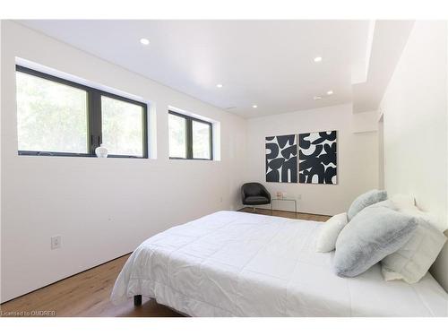 2226 Lakeshore Road, Burlington, ON - Indoor Photo Showing Bedroom