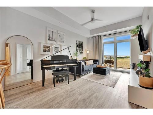 418-5010 Corporate Drive, Burlington, ON - Indoor Photo Showing Living Room