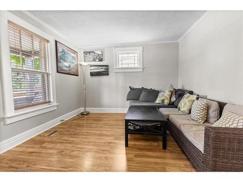 139 Fisher Mills Road, Cambridge, ON - Indoor Photo Showing Living Room