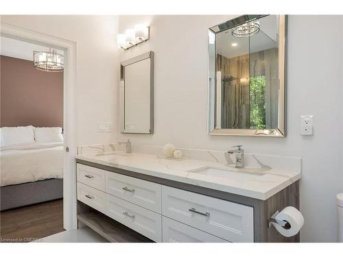 399 Delaware Avenue, Burlington, ON - Indoor Photo Showing Bathroom