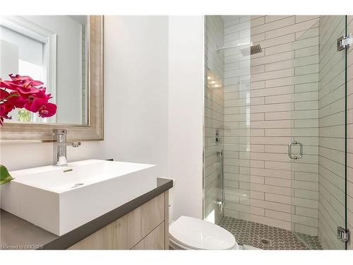 399 Delaware Avenue, Burlington, ON - Indoor Photo Showing Bathroom