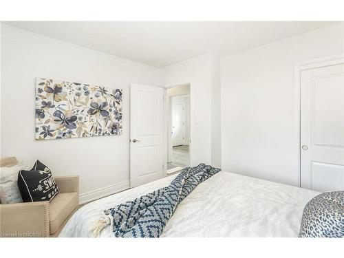 7021 Whitman Avenue, Niagara Falls, ON - Indoor Photo Showing Bedroom