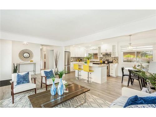 7021 Whitman Avenue, Niagara Falls, ON - Indoor Photo Showing Living Room