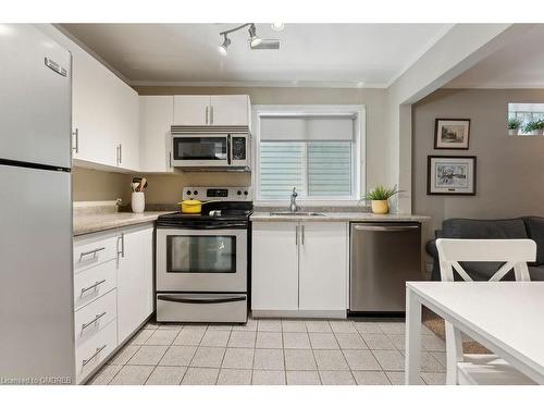 28 Grove Street, Hamilton, ON - Indoor Photo Showing Kitchen