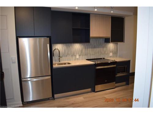 516-405 Dundas Street W, Oakville, ON - Indoor Photo Showing Kitchen