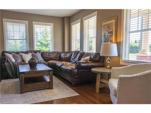 422 Duncan Lane, Milton, ON - Indoor Photo Showing Living Room