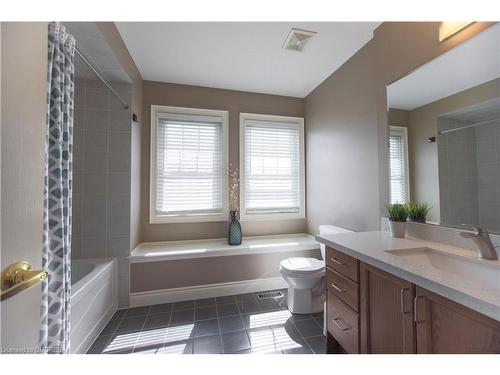 422 Duncan Lane, Milton, ON - Indoor Photo Showing Bathroom