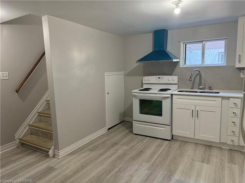 Lower-643 Upper Sherman Avenue, Hamilton, ON - Indoor Photo Showing Kitchen