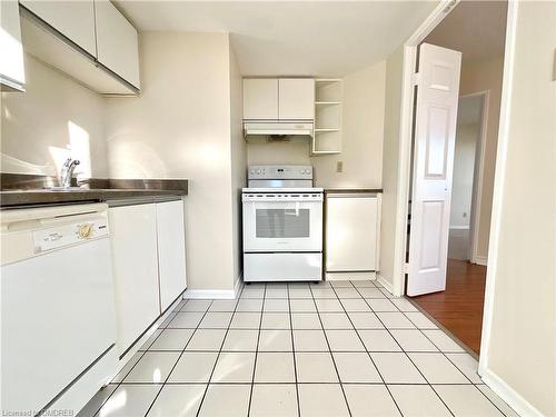 906-4460 Tucana Court, Mississauga, ON - Indoor Photo Showing Kitchen