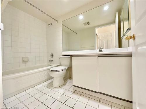 906-4460 Tucana Court, Mississauga, ON - Indoor Photo Showing Bathroom