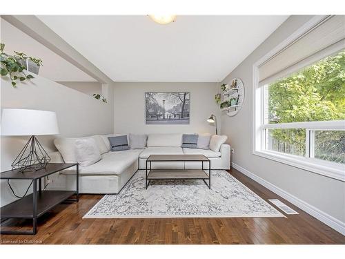 29 Maude Lane Lane, Guelph, ON - Indoor Photo Showing Living Room