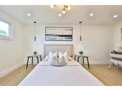 194 Slater Crescent, Oakville, ON - Indoor Photo Showing Bedroom