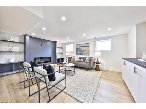 194 Slater Crescent, Oakville, ON - Indoor Photo Showing Living Room