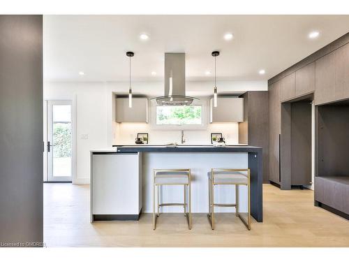 194 Slater Crescent, Oakville, ON - Indoor Photo Showing Kitchen With Upgraded Kitchen