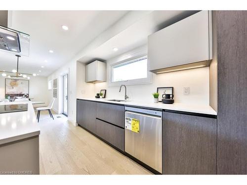 194 Slater Crescent, Oakville, ON - Indoor Photo Showing Kitchen