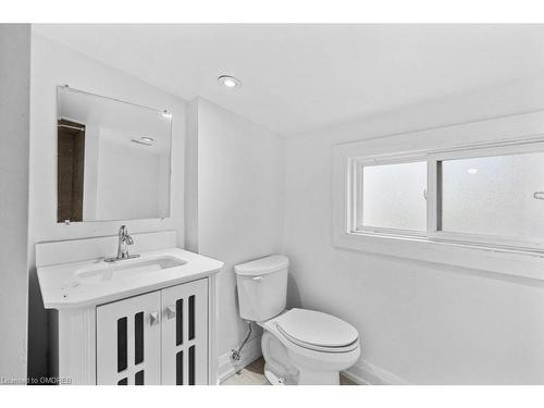 801 Main Street E, Hamilton, ON - Indoor Photo Showing Bathroom