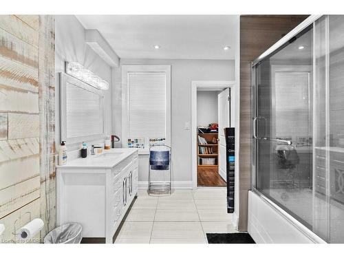 801 Main Street E, Hamilton, ON - Indoor Photo Showing Bathroom