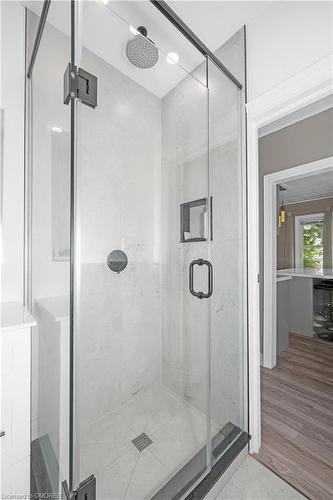 6024 Dixon Street, Niagara Falls, ON - Indoor Photo Showing Bathroom