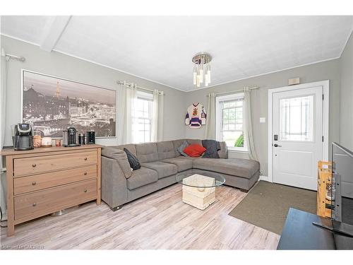 6024 Dixon Street, Niagara Falls, ON - Indoor Photo Showing Living Room