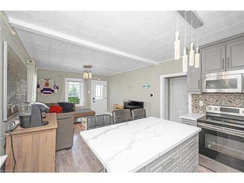 6024 Dixon Street, Niagara Falls, ON - Indoor Photo Showing Kitchen