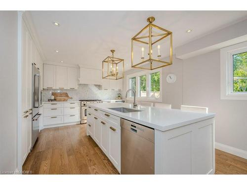 1460 Albion Avenue, Oakville, ON - Indoor Photo Showing Kitchen With Upgraded Kitchen