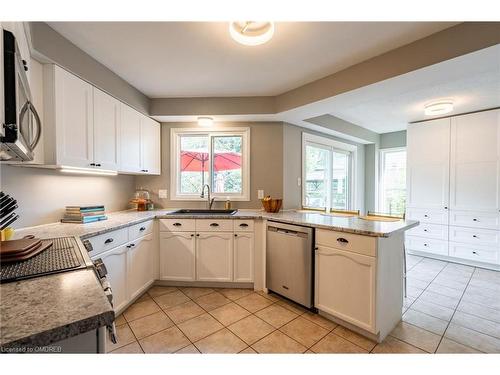 2495 Headon Road, Burlington, ON - Indoor Photo Showing Kitchen