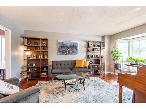 2495 Headon Road, Burlington, ON - Indoor Photo Showing Living Room