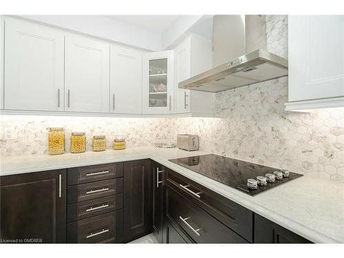 2873 Cartwright Crescent, Mississauga, ON - Indoor Photo Showing Kitchen With Upgraded Kitchen