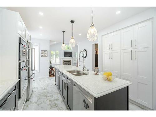 2873 Cartwright Crescent, Mississauga, ON - Indoor Photo Showing Kitchen With Double Sink With Upgraded Kitchen