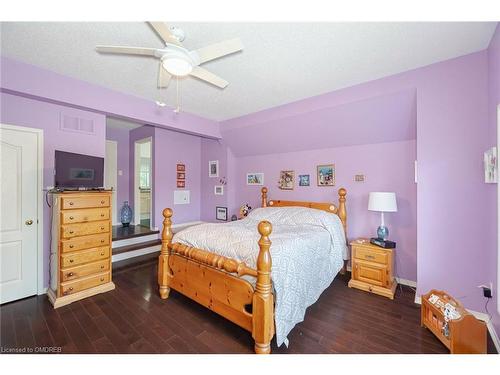 2873 Cartwright Crescent, Mississauga, ON - Indoor Photo Showing Bedroom