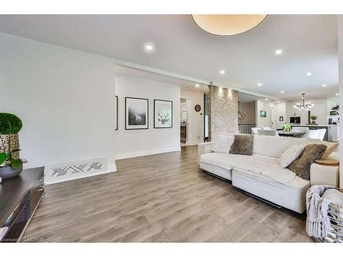 2204 Shardawn Mews, Mississauga, ON - Indoor Photo Showing Living Room