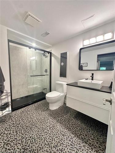 8-141 Welland Vale Road, St. Catharines, ON - Indoor Photo Showing Bathroom