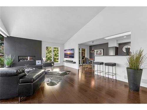 8-141 Welland Vale Road, St. Catharines, ON - Indoor Photo Showing Living Room