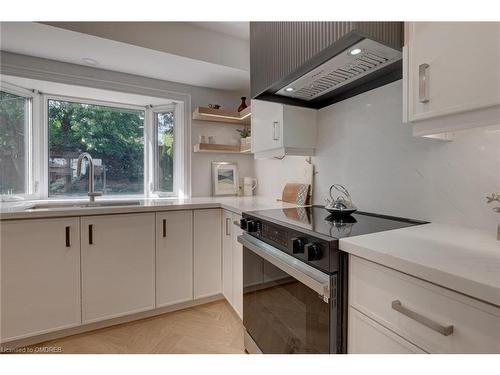 2435 Cyprus Avenue, Burlington, ON - Indoor Photo Showing Kitchen