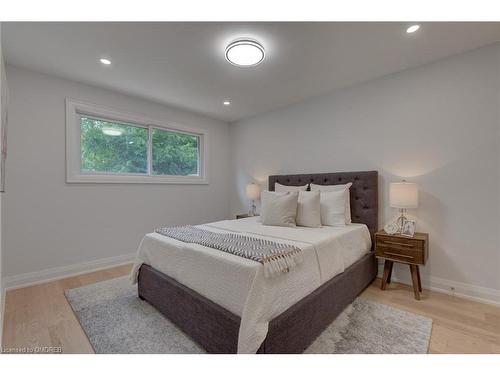 2435 Cyprus Avenue, Burlington, ON - Indoor Photo Showing Bedroom