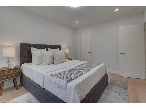 2435 Cyprus Avenue, Burlington, ON - Indoor Photo Showing Bedroom