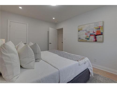 2435 Cyprus Avenue, Burlington, ON - Indoor Photo Showing Bedroom