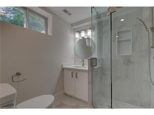 2435 Cyprus Avenue, Burlington, ON - Indoor Photo Showing Bathroom