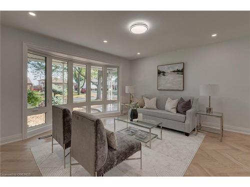 2435 Cyprus Avenue, Burlington, ON - Indoor Photo Showing Living Room