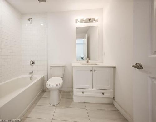 715-450 Dundas Street East, Hamilton, ON - Indoor Photo Showing Bathroom