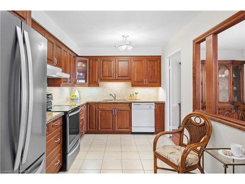 1402-2185 Marine Drive, Oakville, ON - Indoor Photo Showing Kitchen