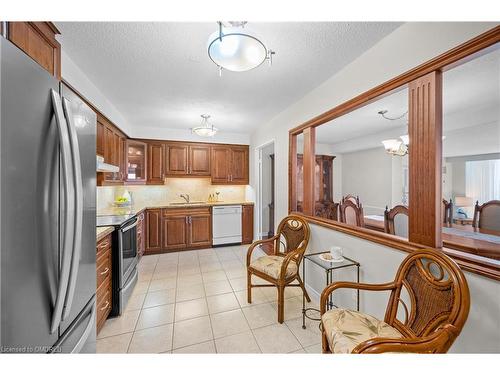 1402-2185 Marine Drive, Oakville, ON - Indoor Photo Showing Kitchen