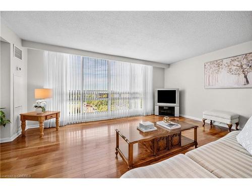 1402-2185 Marine Drive, Oakville, ON - Indoor Photo Showing Living Room